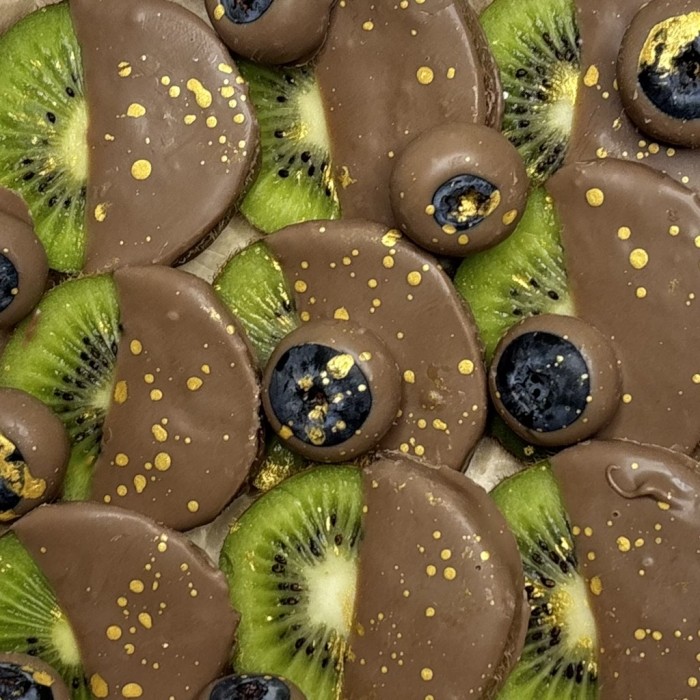 Киви и голубика в шоколаде